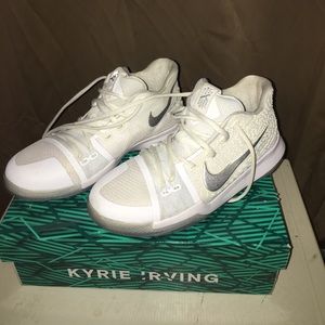 Youth Kyrie 3 low’s size 7